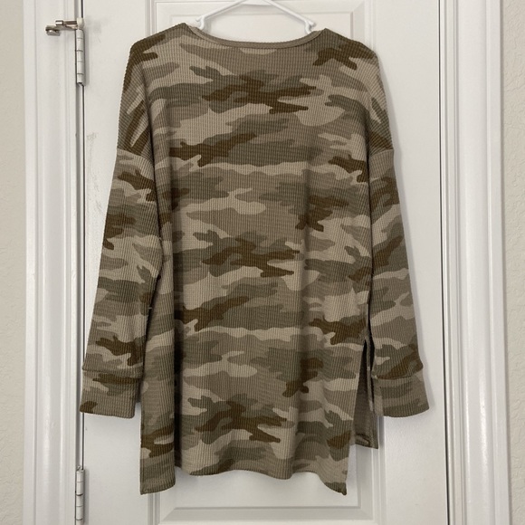 AEO Softest Flannel Plush V Neck Long Sleeve Top - Picture 7 of 12